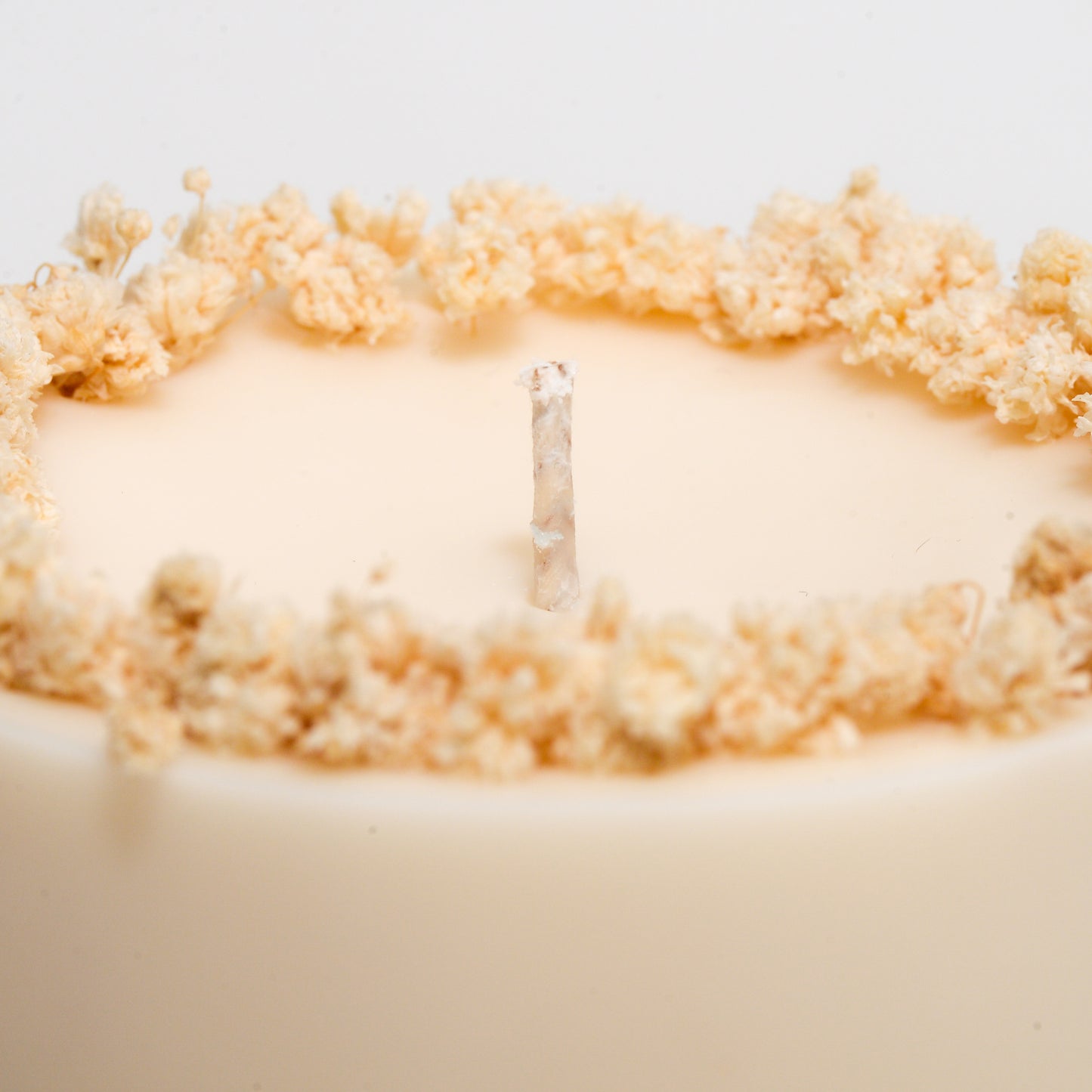 Round Shape Candle with Flowers